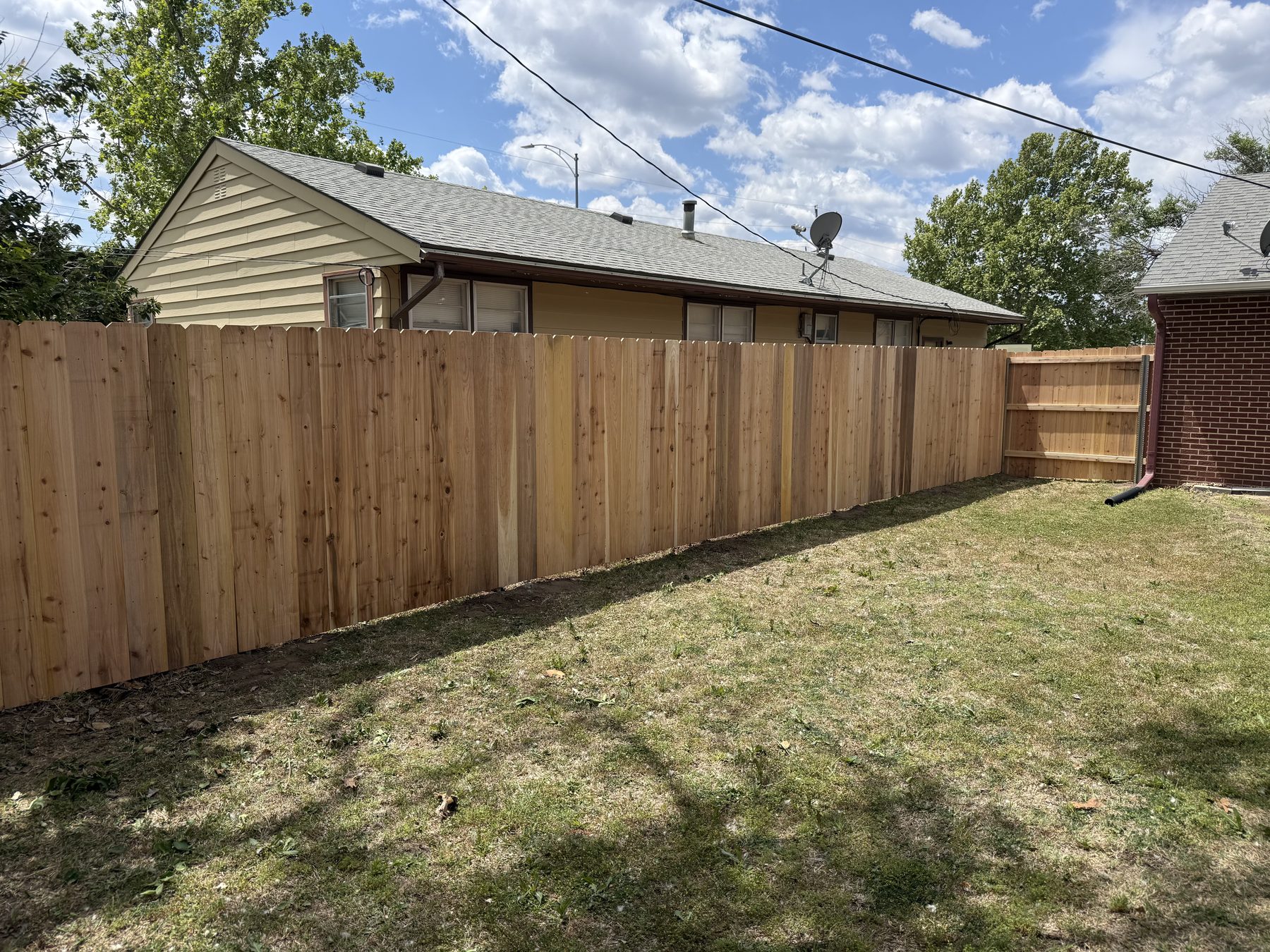 Wood fence with clean post caps and level top rail